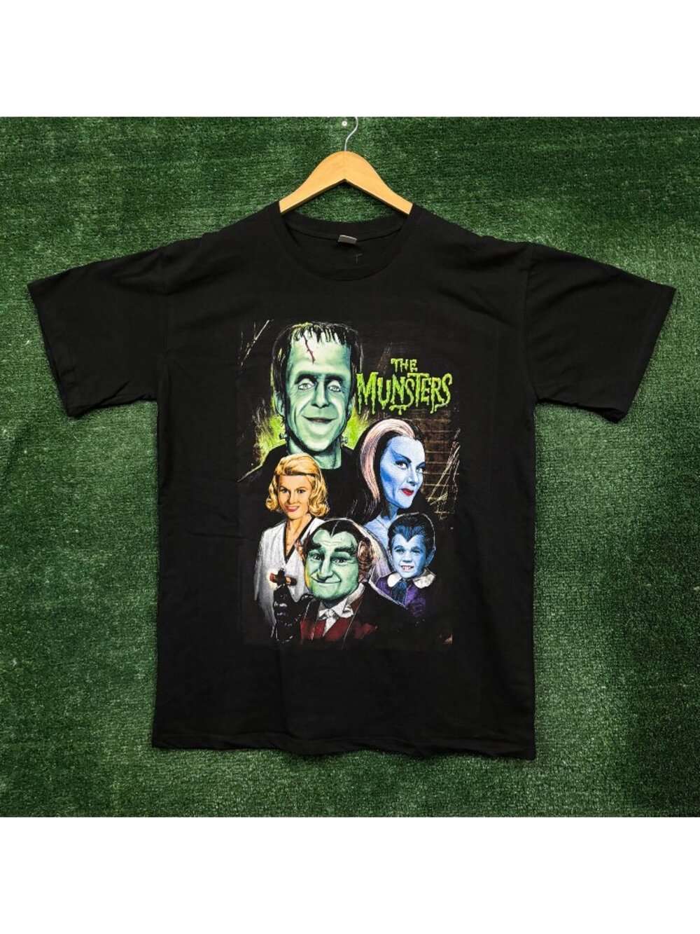 The Munsters Horror Sitcom Cast Poster T-Shirt Size Extra Large